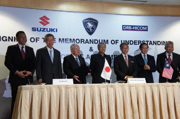 鈴木修会長（写真中央）、2015年6月15日にスズキとマレーシアのプロトン社で協業を発表。こうした大きいビジネス発表の場に、「スズキのアイコン」として修会長の姿があった