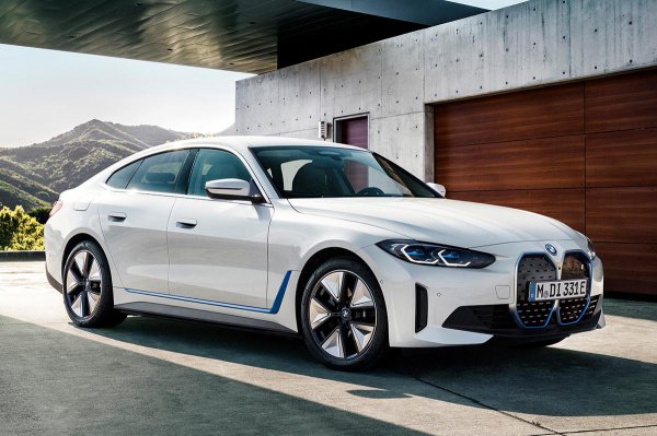『BMW i4 eDrive 40』は0〜100km/h加速が5.7秒、航続距離はWLTPモードで最大590km