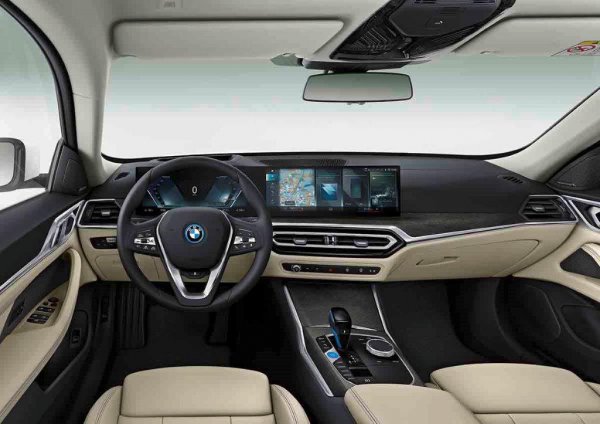 メーター類は「BMW・カーブドディスプレイ」が採用された。ドライバーの視界に合わせて画面がラウンド配置されている