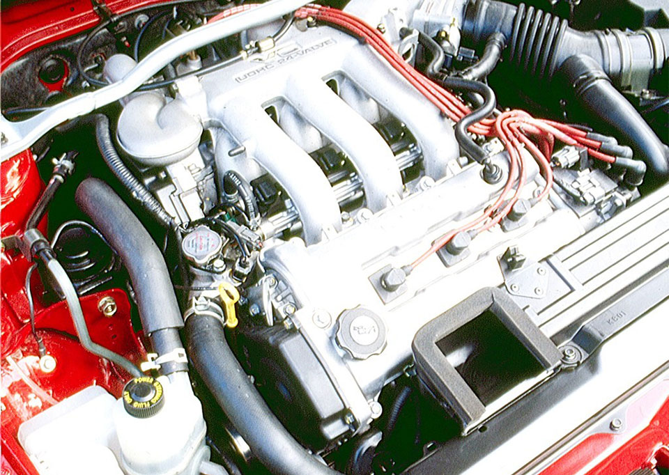 搭載されたエンジンは前述の通り当初1.8L、V型6気筒のみだったが、発売からほどなく経った1993年に姉妹車であるAZ-3に搭載されていた1.5L 直4エンジンが追加されている