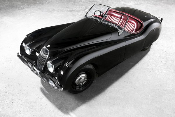 ジョン・ラセター監督の愛車は、1948年から1954年まで生産されていた名車ジャガーXK120。流麗なボディ形状が特徴だ