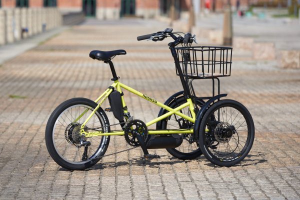 免許不要で乗車できる、電動アシスト自転車のNB-01（27万円）。前カゴを上部に設置することで、前輪の左右幅を狭め、法規的に自転車道などの走行を可能にしている