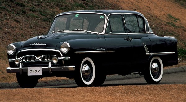 1955年に誕生した初代トヨペット クラウン。トヨタはこのクルマをオマージュして観音開きを採用したトヨタ オリジンを2000年に発売している