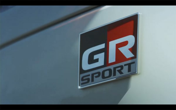 公開された映像には「GR SPORT」のロゴが大写しになるシーンも。登場時から用意されるかどうかはわからないが、確実にスポーツモデルが存在することを示す