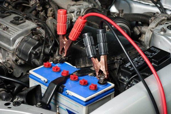 バッテリー上がりは、援助車と故障車をブースターケーブルでつなぎ、修理する。そのほかに、スマホのモバイルバッテリーのような、ジャンプスターターという製品が販売されている（写真：NorGal-Stock.Adobe.com）