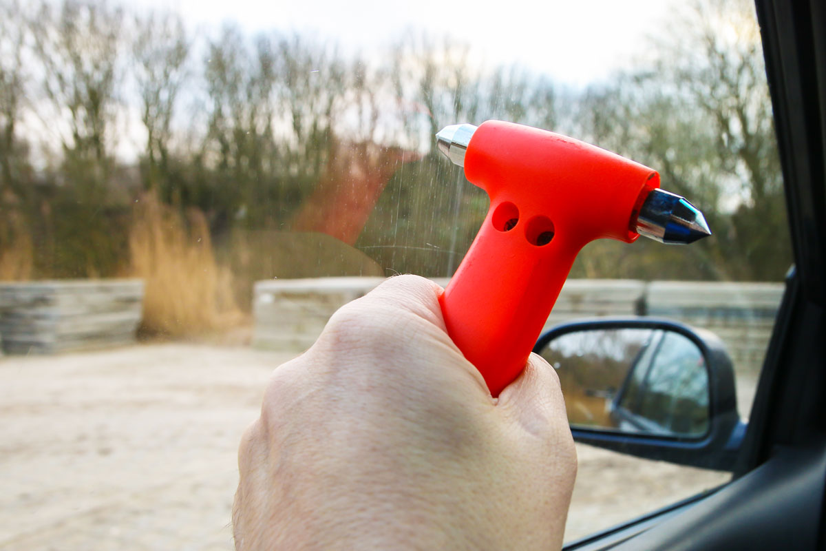 必要なのに実は標準装備じゃない 愛車に絶対積んでおくべき必需品 5選 自動車情報誌 ベストカー