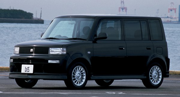 2000年に発売された初代トヨタbB。ボクシーなデザインと実用性の高さが受け、競合するS-MXを打ち負かした