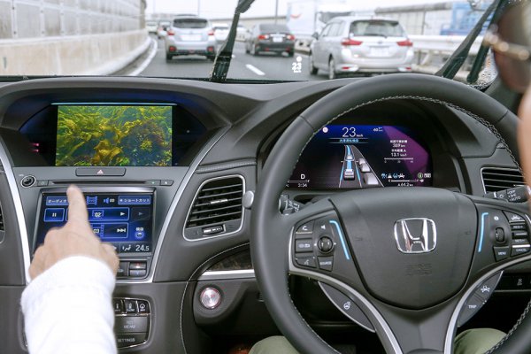 「レベル3」以上の技術で走行中、ドライバーは車内でたとえばハンドルから手を離してDVDなどの映像コンテンツを楽しむことができる。それでも「いつでも運転に復帰できる」という状態の維持が求められる
