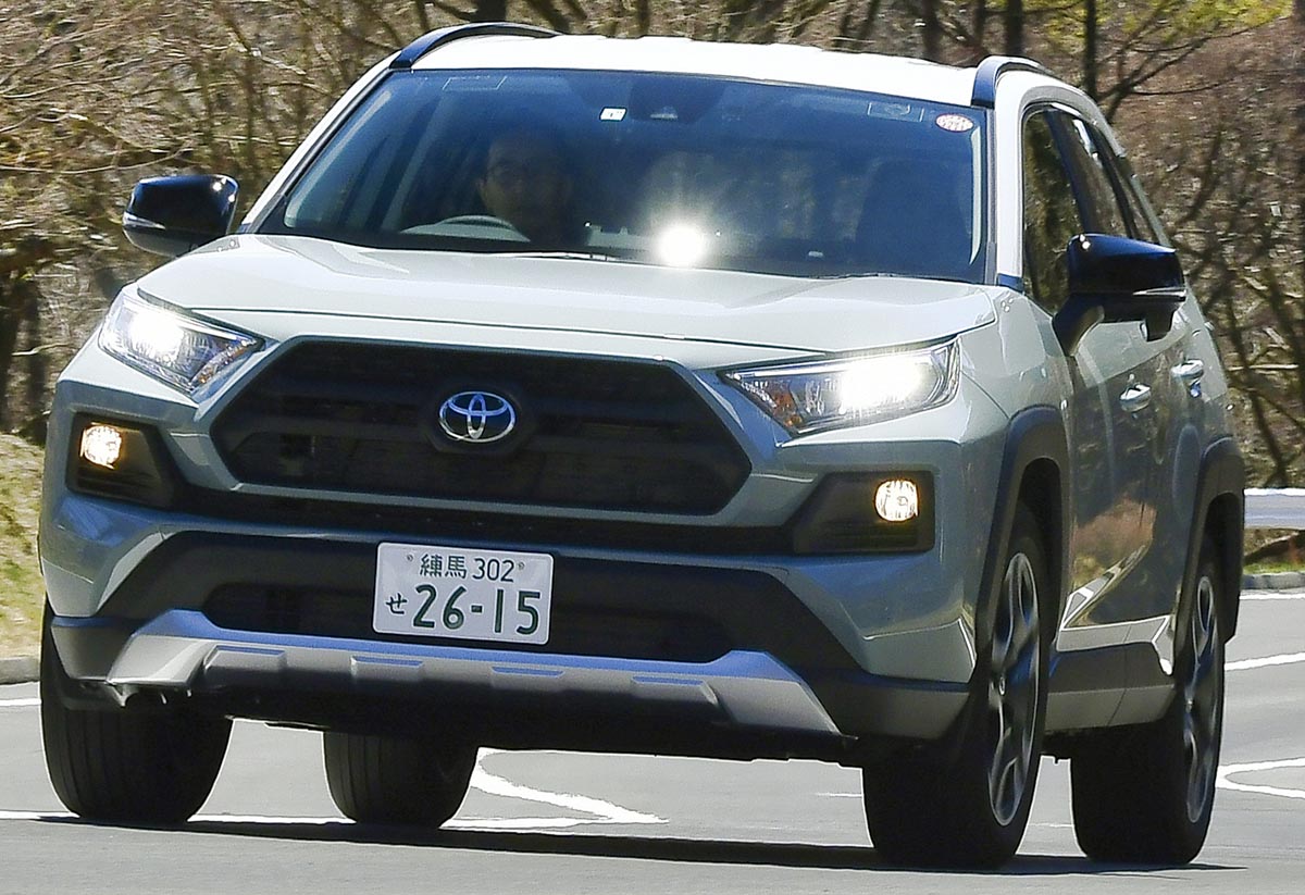 ハリアーに食われて落ち込んでいた!? RAV4がまた堅調に売れている理由は? - 自動車情報誌「ベストカー」