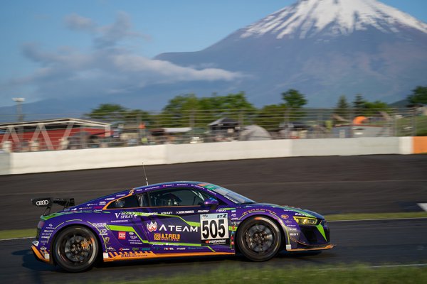 富士山をバックに疾走するエヴァレーシングチームのアウディR8。富士スピードウェイには初号機カラーがよく似合う