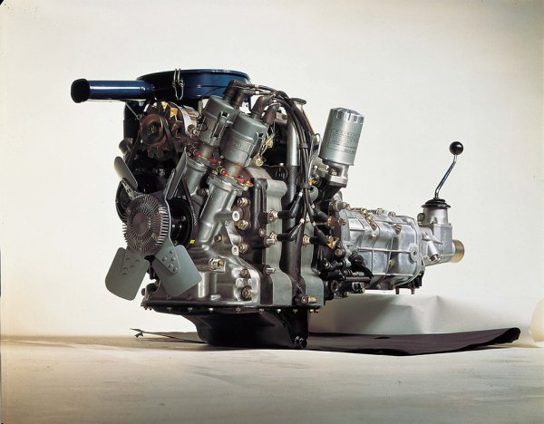 ファミリアロータリークーペのロータリーエンジン。ロータリーエンジンの弱点のひとつである燃費の悪さにオイルショックが直撃した格好となった