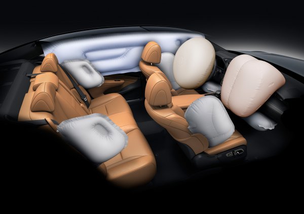 運転席、助手席はもちろん、シートサイドやウインドウまで、エアバッグの進化は著しい