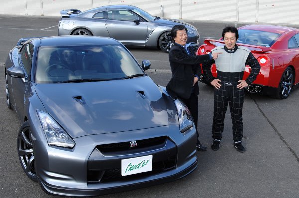 R35 GT-R開発責任者を務めた水野氏（左）。テストドライバーにレーシングドライバー鈴木利男氏（右）を起用した