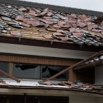 台風で飛んできた破片が車に当たってキズ付いた、だれの責任になる!?