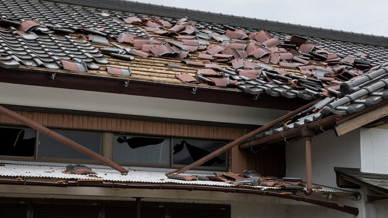 台風で飛んできた破片が車に当たってキズ付いた だれの責任になる 自動車情報誌 ベストカー