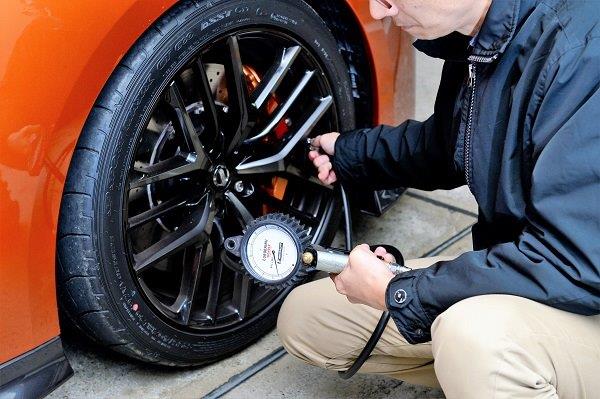 「エアゲージ」と「エアポンプ」は、タイヤの空気圧を計ったり、空気の補充することができるカー用品。日本車は空気圧警報がまだ普及していないためパンクに気づくための必須工具だ