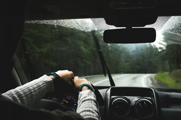 梅雨はまだ続くぜ 曇りをとって視界絶好調 窓の曇りを取るイロハ 自動車情報誌 ベストカー