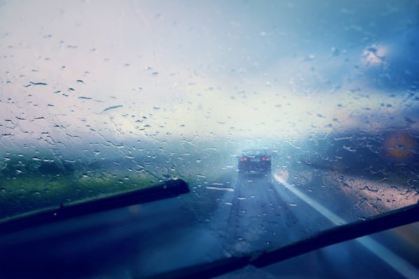 窓ガラスが曇る原因は様々だが、おもに気温と湿度に大きな関係がある（robsonphoto＠adobe stock）