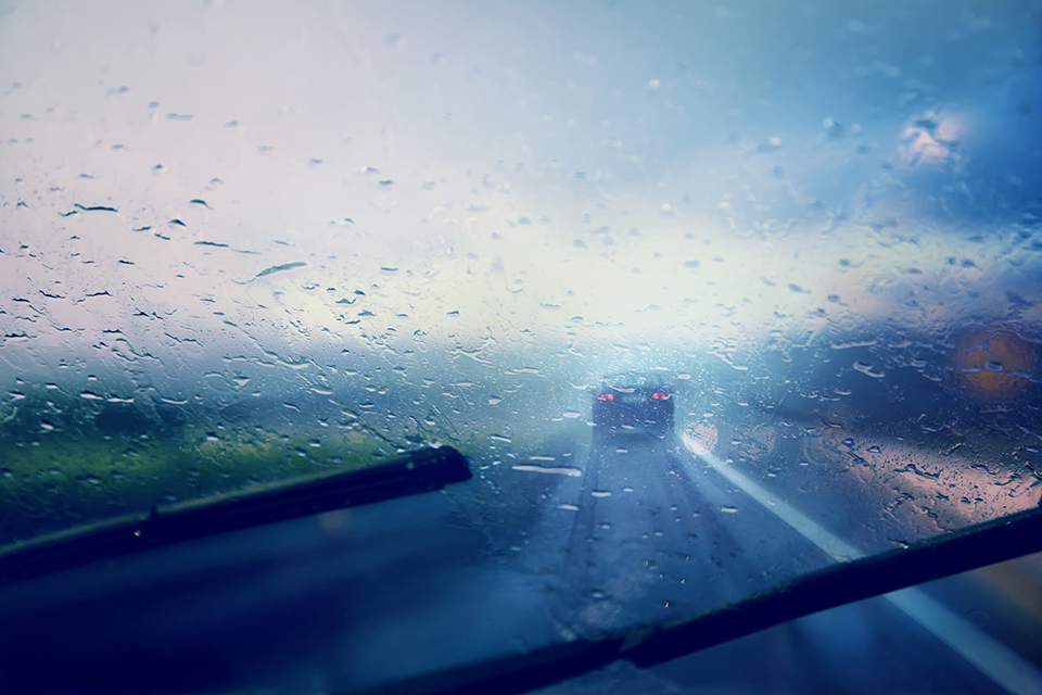 画像ギャラリー 曇りガラスの向こうは風の街 クリアな視界で外を見よう ガラスの曇りの原因と対策 自動車情報誌 ベストカー