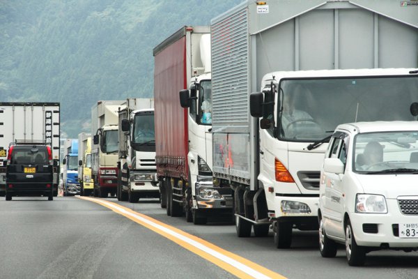 さまざまなトラックが日本の物流を支えているが、現状のままでは「物流崩壊」の可能性も決してゼロではない