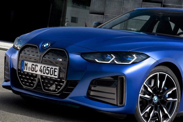BMW EVブランド初のMパフォーマンスモデル発表! これが将来のEVスポーツモデルの理想形か?