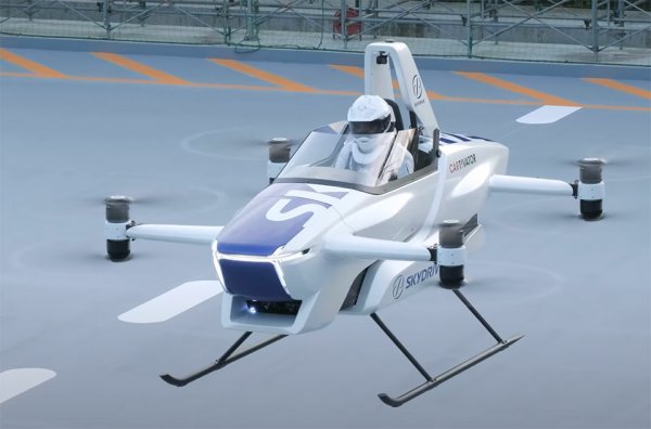 2025年の大阪万博でe-fuelで動く「空飛ぶクルマ」のデモ走行ができたら、世界にインパクトを与えられるはずと青写真を明かしてくれた