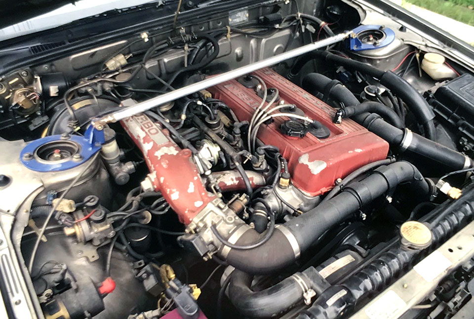ウメキが1987年から1995年まで愛車としていたRSターボのエンジンルーム。FJ20ETは赤の結晶塗装だったんだけど、これがベリペリ剥がれてなんつーか、小汚くなっちゃうのが残念でした