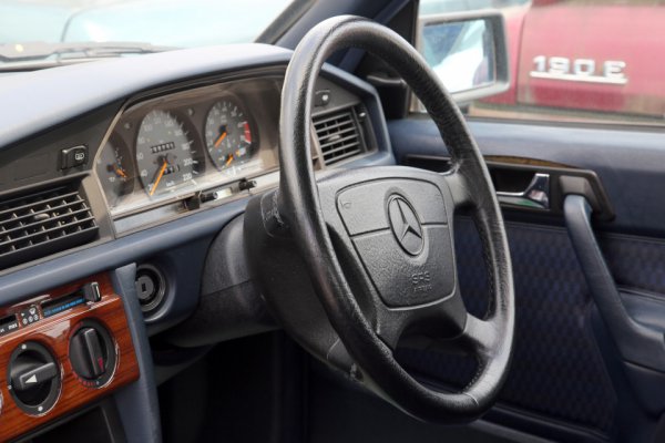 1992年モデルで運転席エアバッグが標準装備に。ウッドパネルが増え、灰皿がプッシュ式に変更された