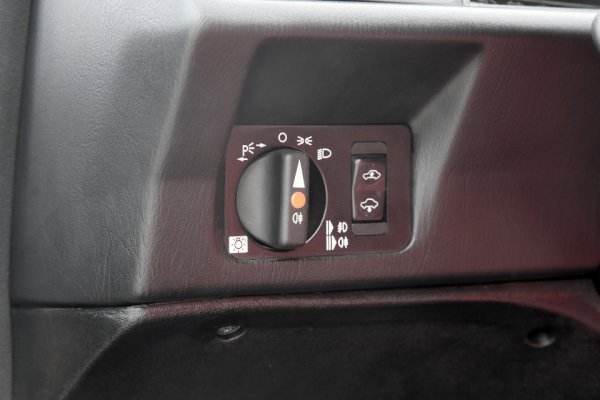 エボI/エボIIは車高を3段階に調整可能。車高調整スイッチはライトスイッチ横に配置される