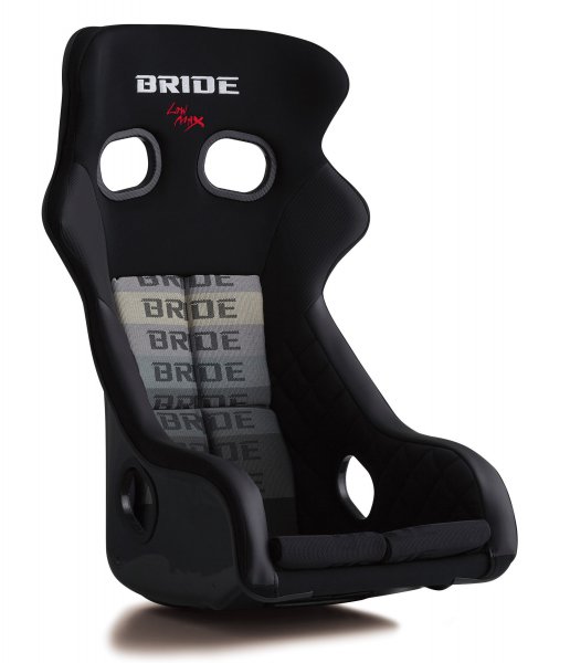 BRIDE XERO CS／最新のフルバケットモデルで安全性を高めるヘッドガードを装備。15万4000円～（税込み）。別途シートレールが必要で約2万円。工賃は1万円ほどが相場