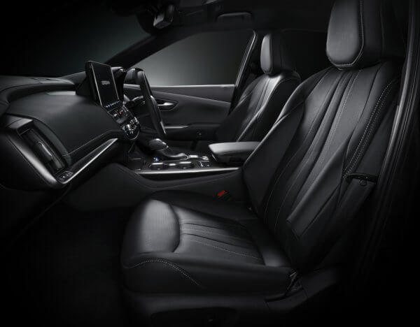 RS“Limited II”はブラック／シルバーステッチの本革シート表皮を採用。前席にはシートベンチレーションを備える