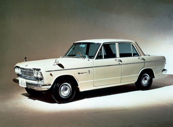 1963年に登場した2代目スカイラインは、プリンス自動車が日産自動車と合併したため、車名をニッサン・プリンス・スカイラインに変更