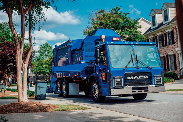 マック／ローキャブ。アメリカのトラックメーカー、マック社のクラス8のローキャブ車「LR」。マックのローキャブモデルはこのLRと「テラプロ」の2種類用意されている