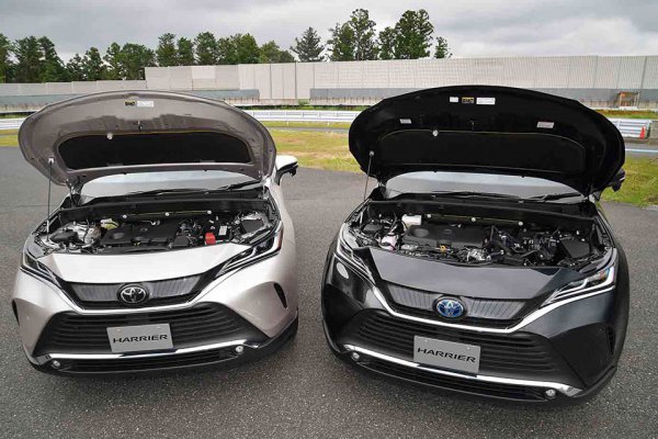 パワートレインは2Lガソリン（左）2.5Lハイブリッド（右）の2種類。駆動方式はそれぞれFFと4WDを選択可能