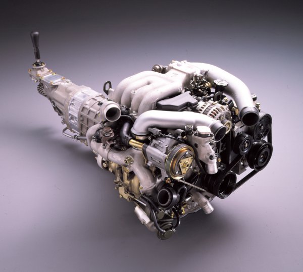 255psでスタートした13B-REW型エンジンは、4型で265psに、5型で280psにパワーアップ