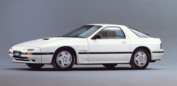 1985年10月に発売されたFC3S型RX-7。搭載エンジンは13B-T型2ローター。翌1986年8月にはアルミ製ボンネットフードやBBS製アルミホイールを装備した300台限定の特別仕様車「アンフィニ」が登場した