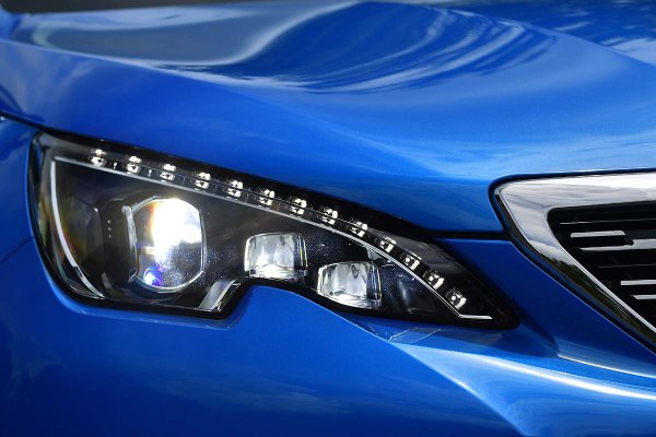 308の大きな魅力の一つは細部まで作りこまれたデザインだ。ライトはすべてLEDを採用し、ヘッドライト上部にはデイライトが美しく輝く