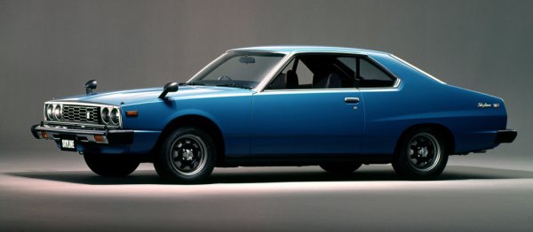 1977年8月に4代目C110型にフルモデルチェンジ。キャッチコピーは日本の風土が生んだ名車「SKYLINE　JAPAN」。通称ジャパン