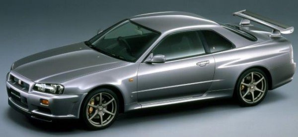 1999年1月に発売されたR34型GT-R。2002年8月に排ガス規制不適合のため生産終了。中古車市場では現在、約1280万円～約3580万円と高騰中