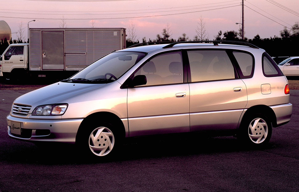 トヨタ イプサム（初代・1996年）。「イプサム」という名前はラテン語の「IPSUM（本来の）」に由来する。トヨタのミニバンとしてFF駆動を採用した初のモデルともなった