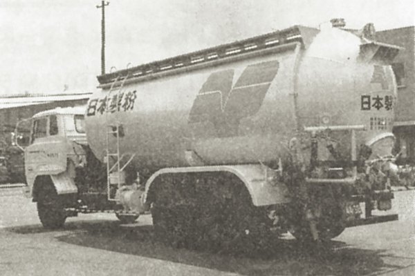 昭和飛行機工業が1978年に開発した同社初の小麦粉バルク車。それまで小麦粉は通常のバルク車で運ばれていたという（写真提供　昭和飛行機工業）