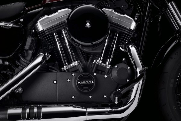 スポーツスターのエンジンはハーレー伝統の空冷45度Vツインでお決まりのOHV2バルブ。現在のエボリューションエンジンは1986年から採用されている。排気量は883ccと1202cc