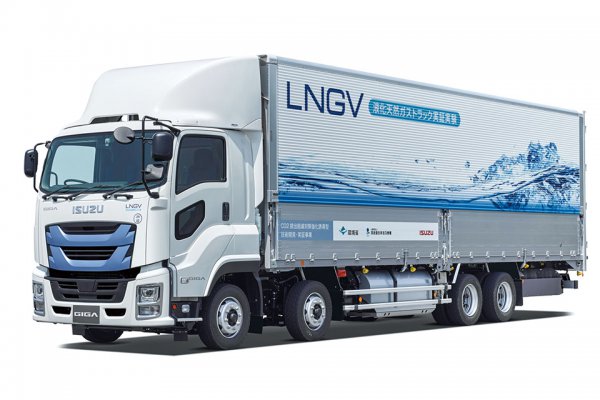いすゞギガLNG。LNG（液化天然ガス）を燃料とする大型トラックで、1充填で航続距離1,000km以上を目標に公道走行実証を行なっている（写真／いすゞ自動車）
