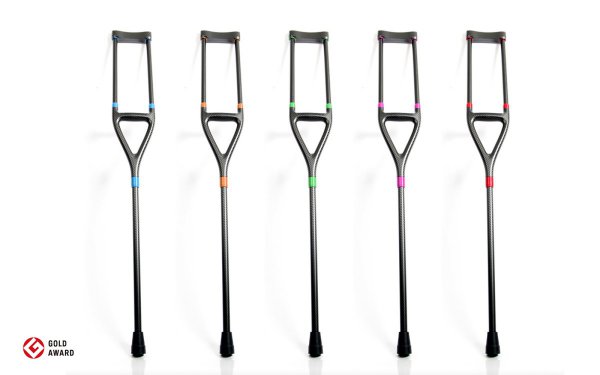 「ドライカーボン松葉杖」は、約310gと驚異的な軽量化を実現。画一的なデザインや素材しかなかった松葉杖の固定概念を崩した。グッドデザイン賞金賞（経済産業大臣賞）を授賞