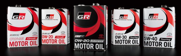 GRの高性能エンジンオイルのラインナップ。モータースポーツ用など走行条件によって粘度の違うエンジンオイルが豊富に用意されている