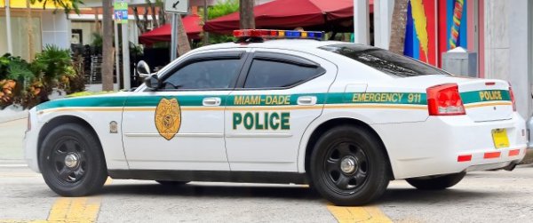 マイアミのパトカー。POLICEと書かれていなければ、タクシーのようにも見える(PHOTO：写真AC_ 丸岡ジョー)