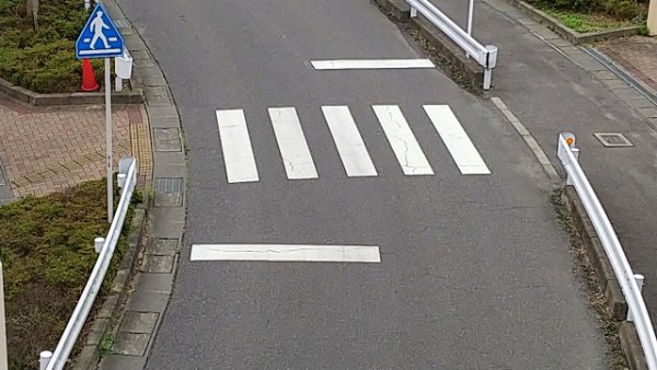 信号のない横断歩道。しっかりと歩行者の有無を確認しているだろうか（PHOTO：写真AC_ のとみ）