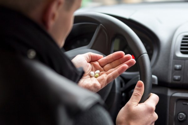 運転をする予定があるとき、薬の服用には、注意が必要（PHOTO：AdobeStock_ juefraphoto）