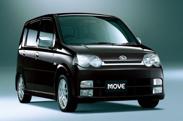 1998年の軽自動車新規格以降、各自動車メーカーから個性あふれるデザイン、新装備が誕生した。写真は、2002年に登場した3代目ムーヴカスタム。若者向けの先進的なデザインが特徴的だった