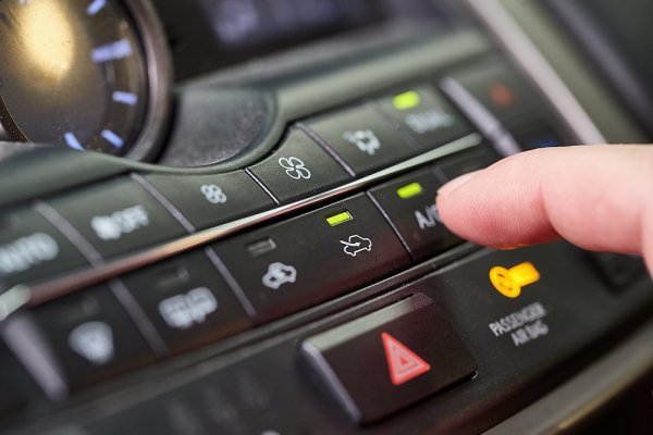 オートエアコンは装着されている場合、オートモードか外気導入にして冷房を最強にしてドアをすべて開けて車内の熱気を外に出す方法がお勧め（Adobe Stock@gudellaphoto）